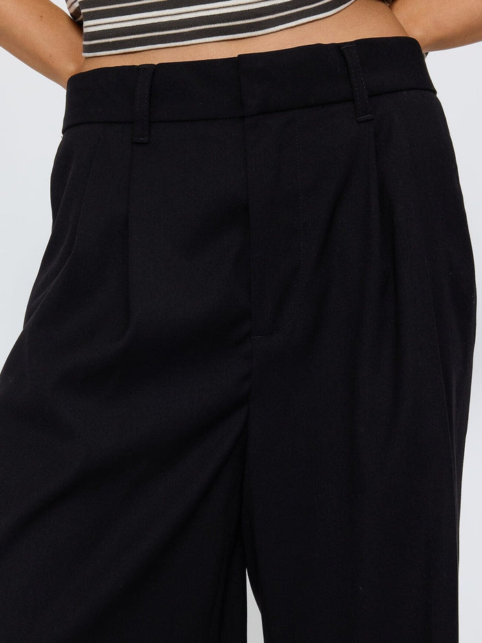 Banks Pleated Short - Black 4