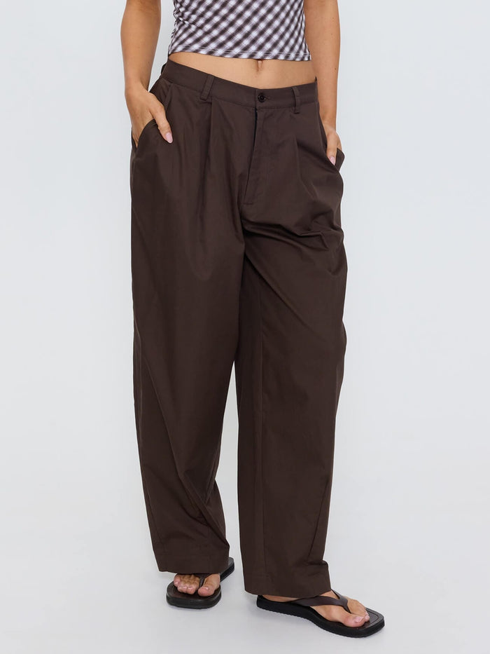 Freddie Tapered Pleat Pant - Brown 4