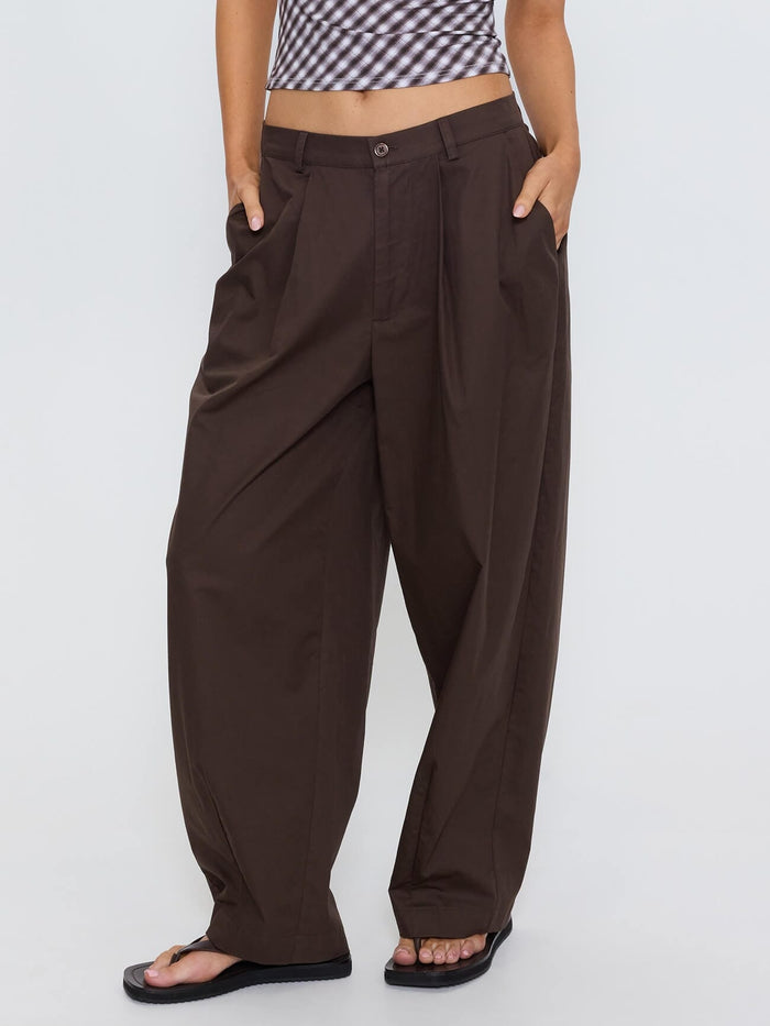 Freddie Tapered Pleat Pant - Brown 4