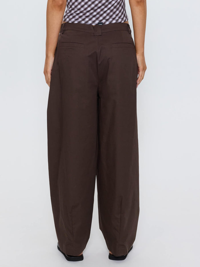 Freddie Tapered Pleat Pant - Brown 4