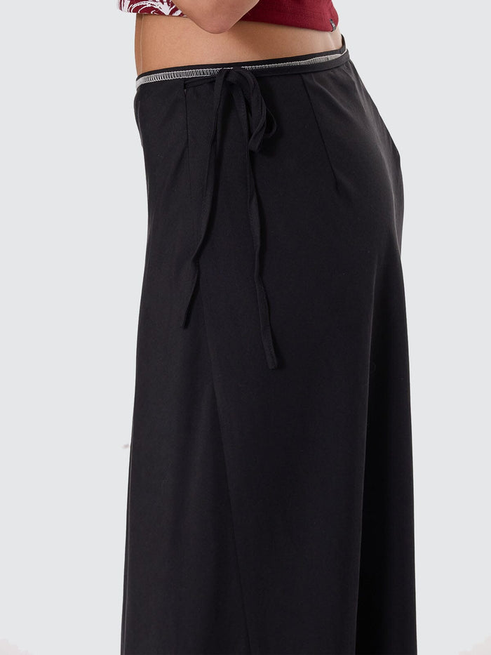 Contour Midi Skirt - Black 4