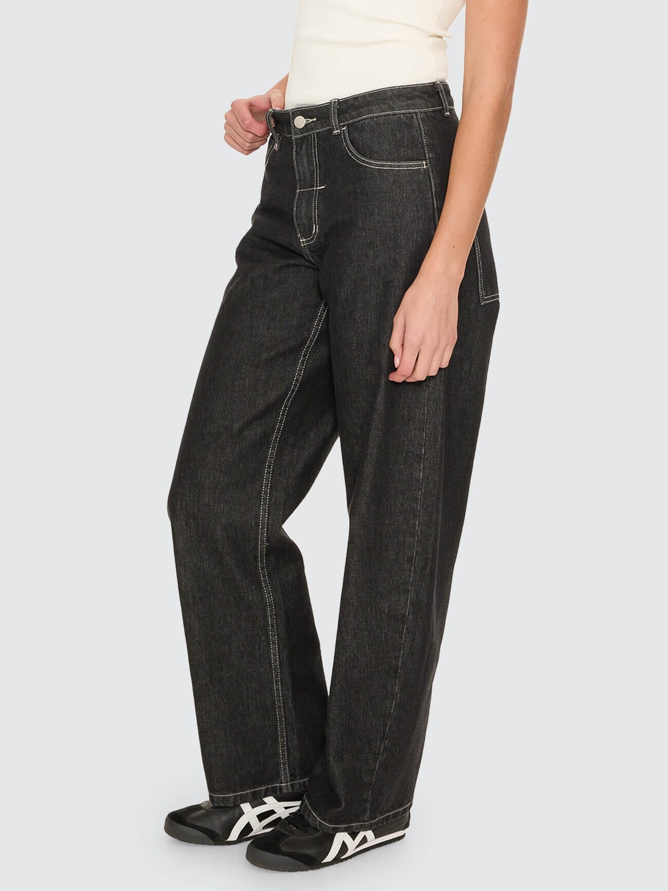 Sloane Low Rise Barrel Jean - Raw Black 4