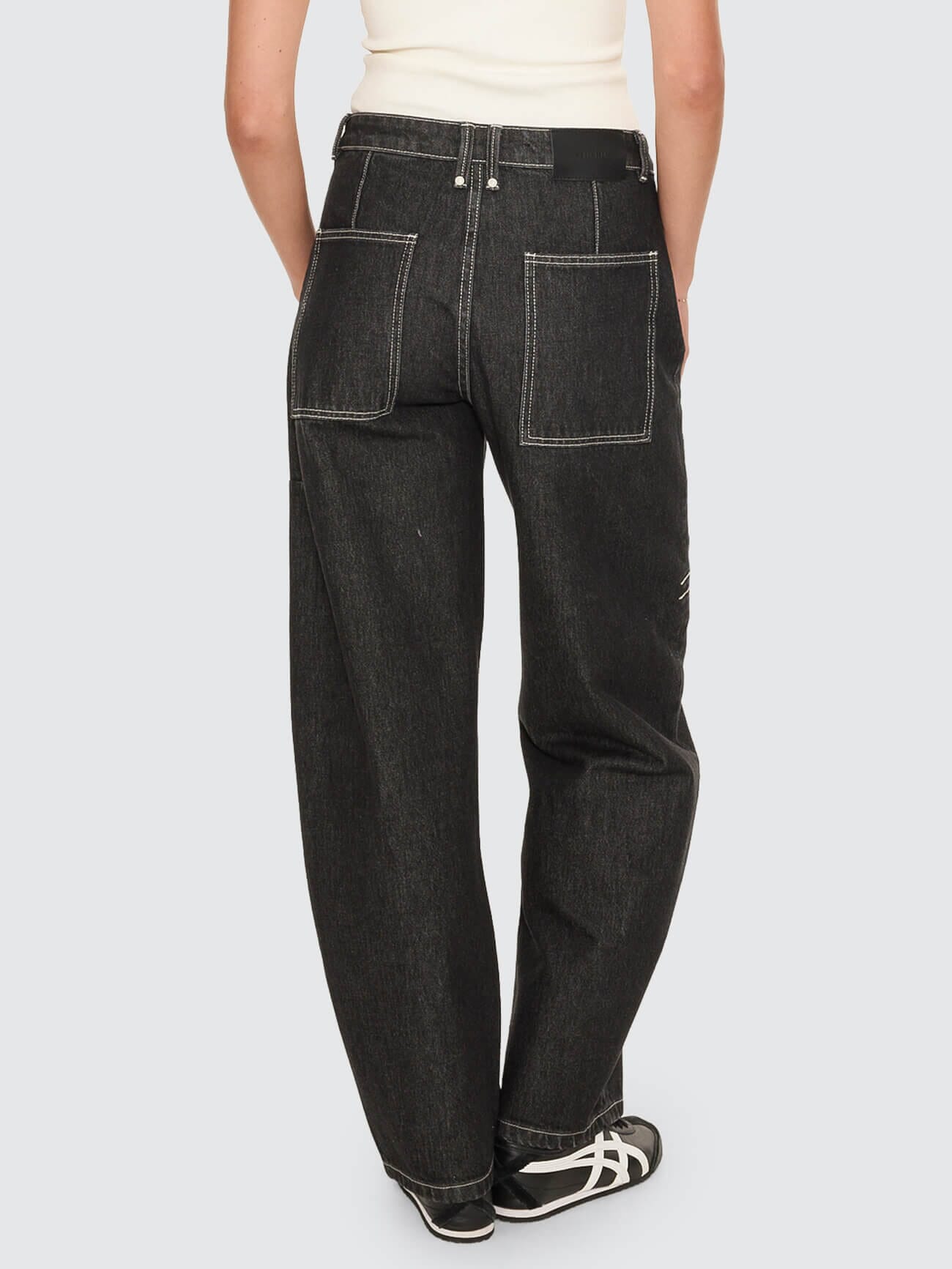 Sloane Low Rise Barrel Jean - Raw Black 4