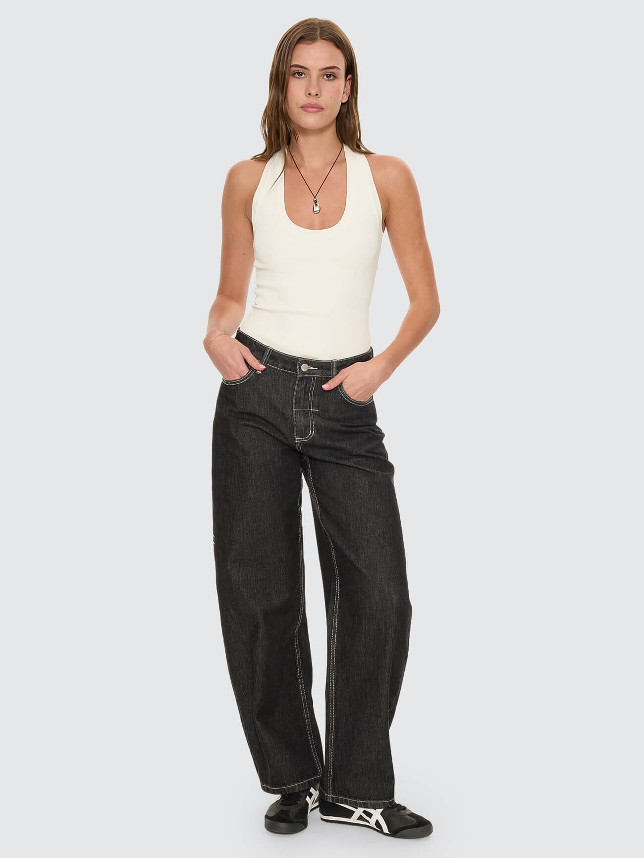 Sloane Low Rise Barrel Jean - Raw Black 4