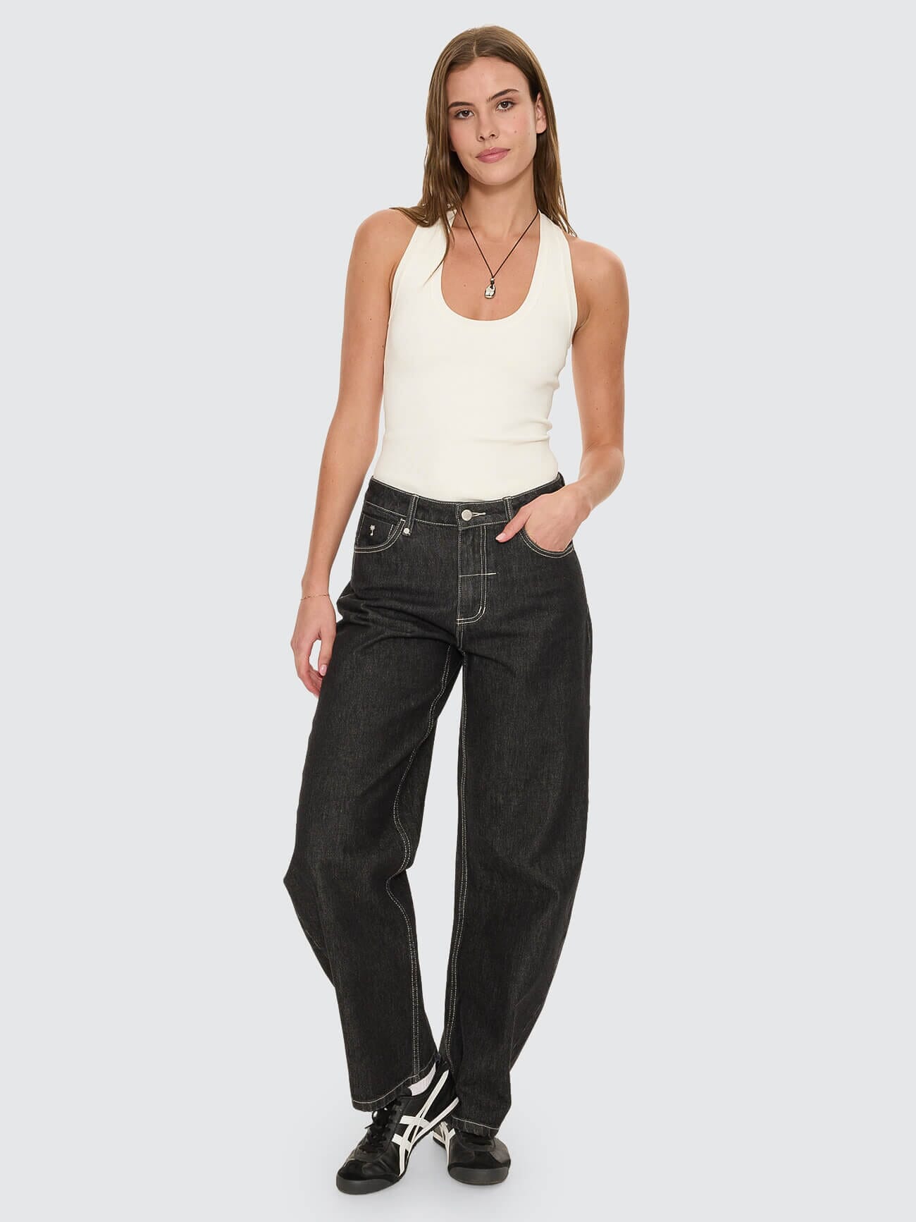Sloane Low Rise Barrel Jean - Raw Black 4