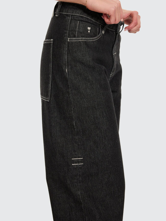Sloane Low Rise Barrel Jean - Raw Black 4