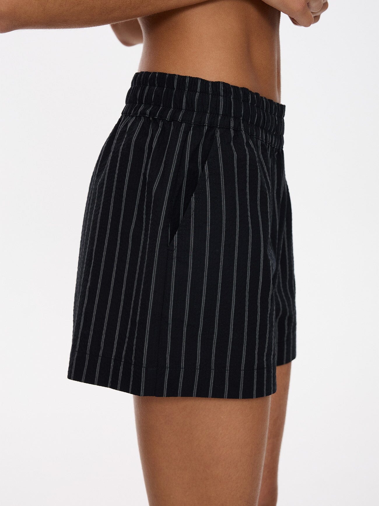 Unwind Stripe Elastic Short - Black 4