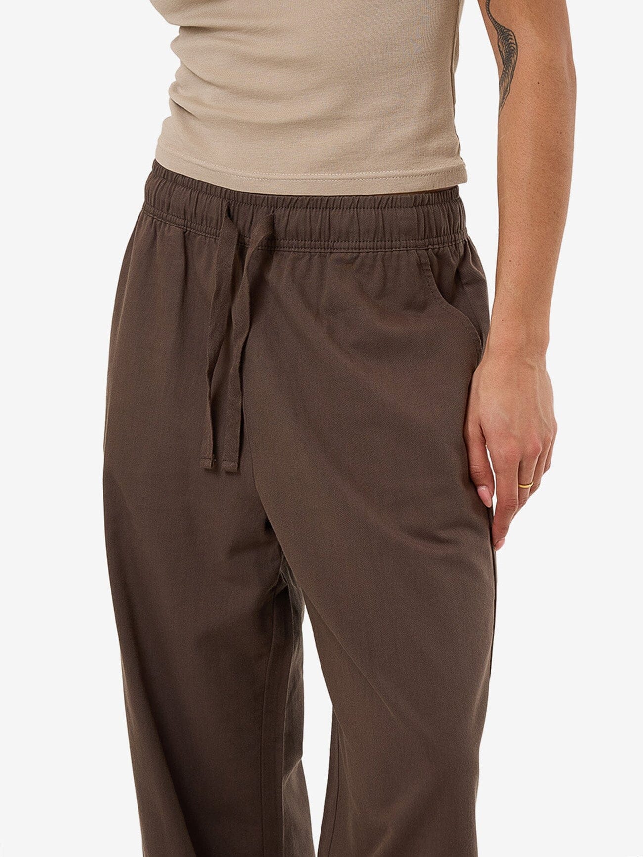 大人気!まとめ一覧 Kensley Elastic Pant in Brown | Thrills Co. Clothing