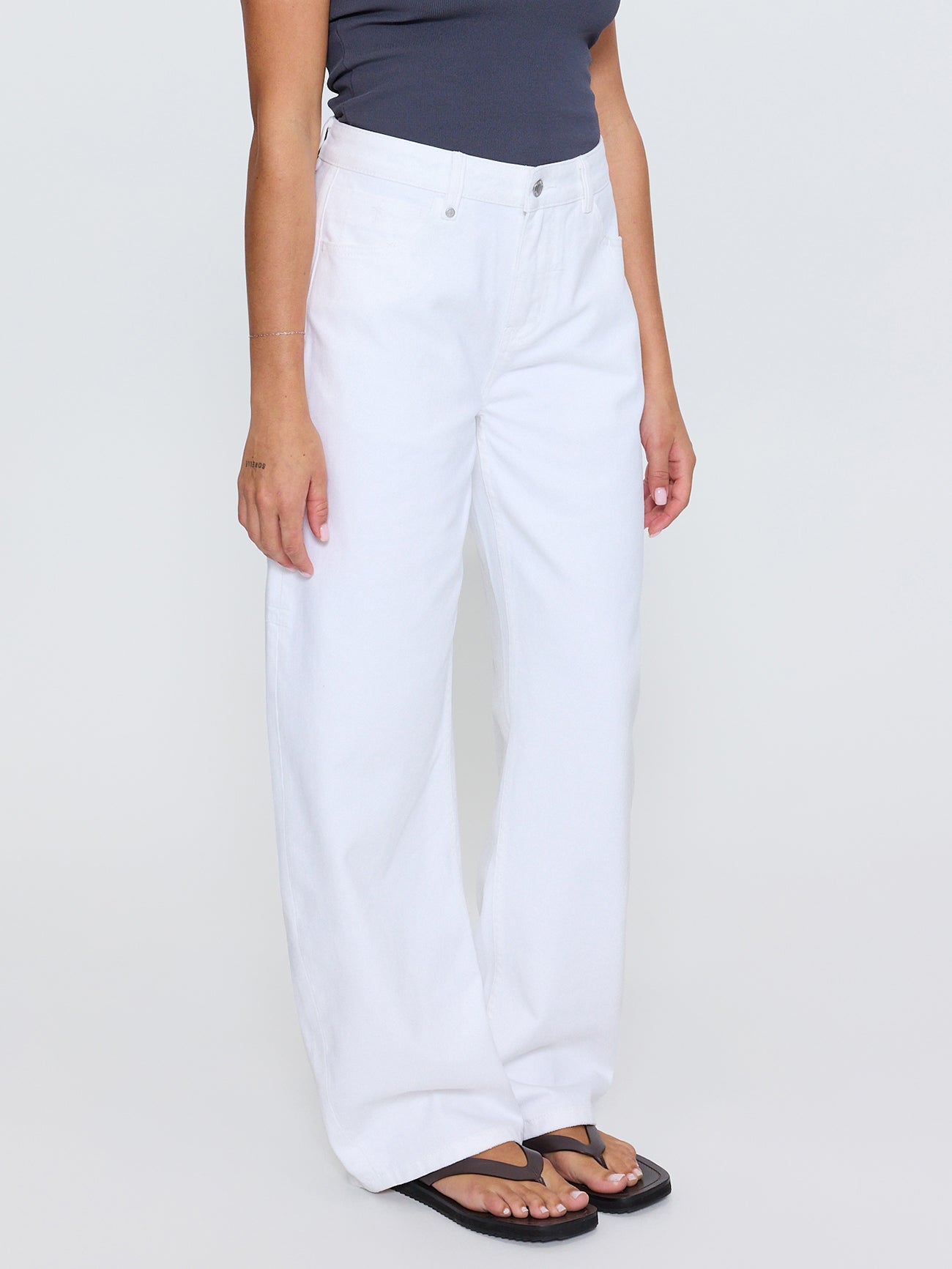 Sloane Low Rise Barrel Jean - Whiteout