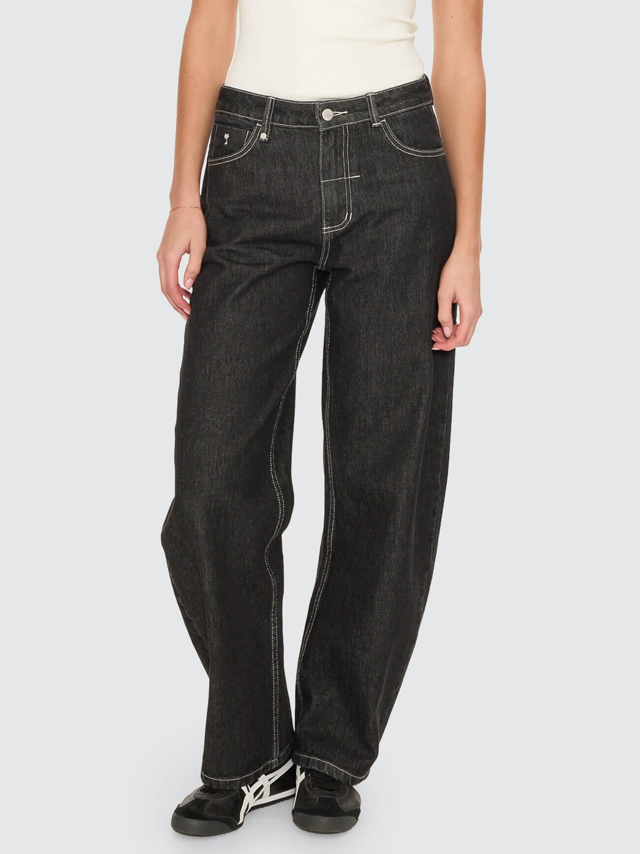 Sloane Low Rise Barrel Jean - Raw Black 4
