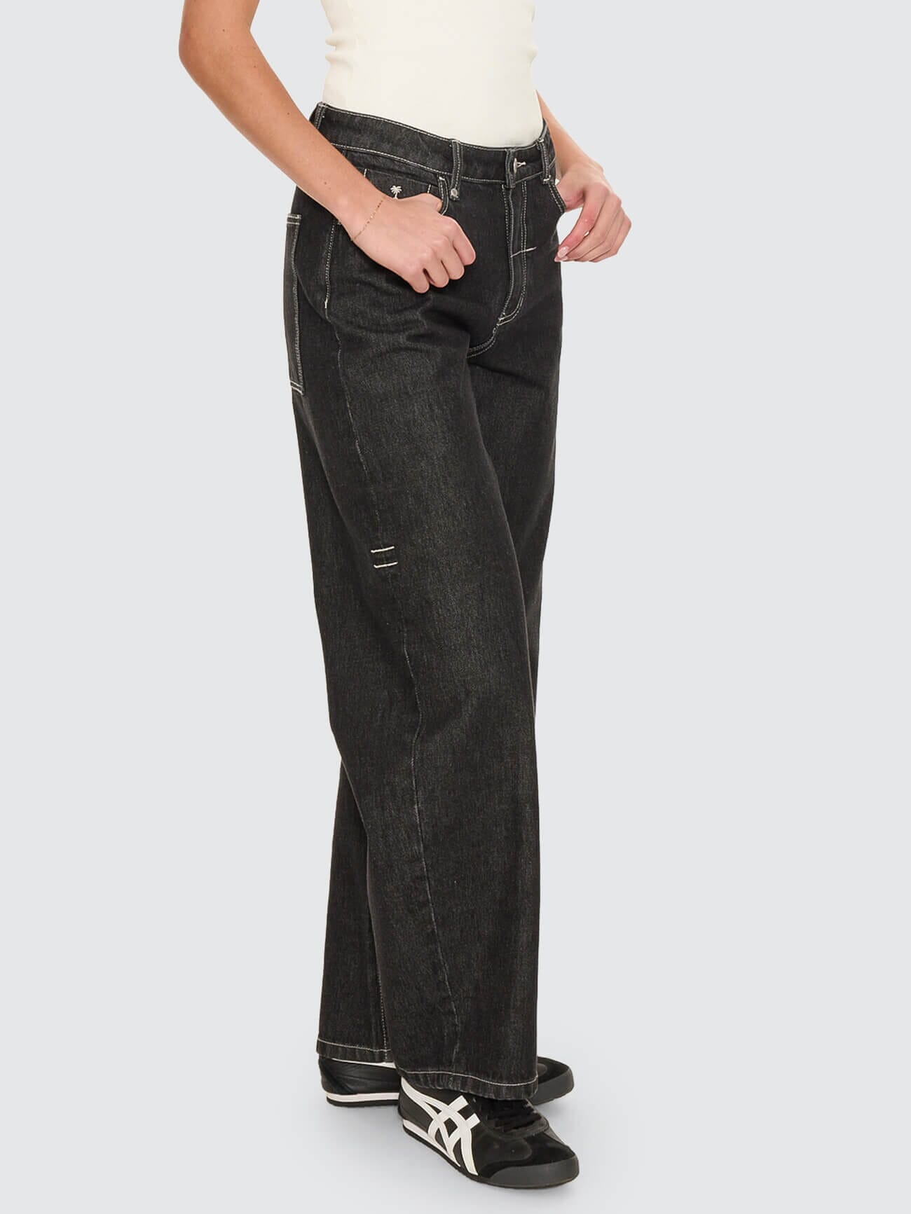 Sloane Low Rise Barrel Jean - Raw Black 4