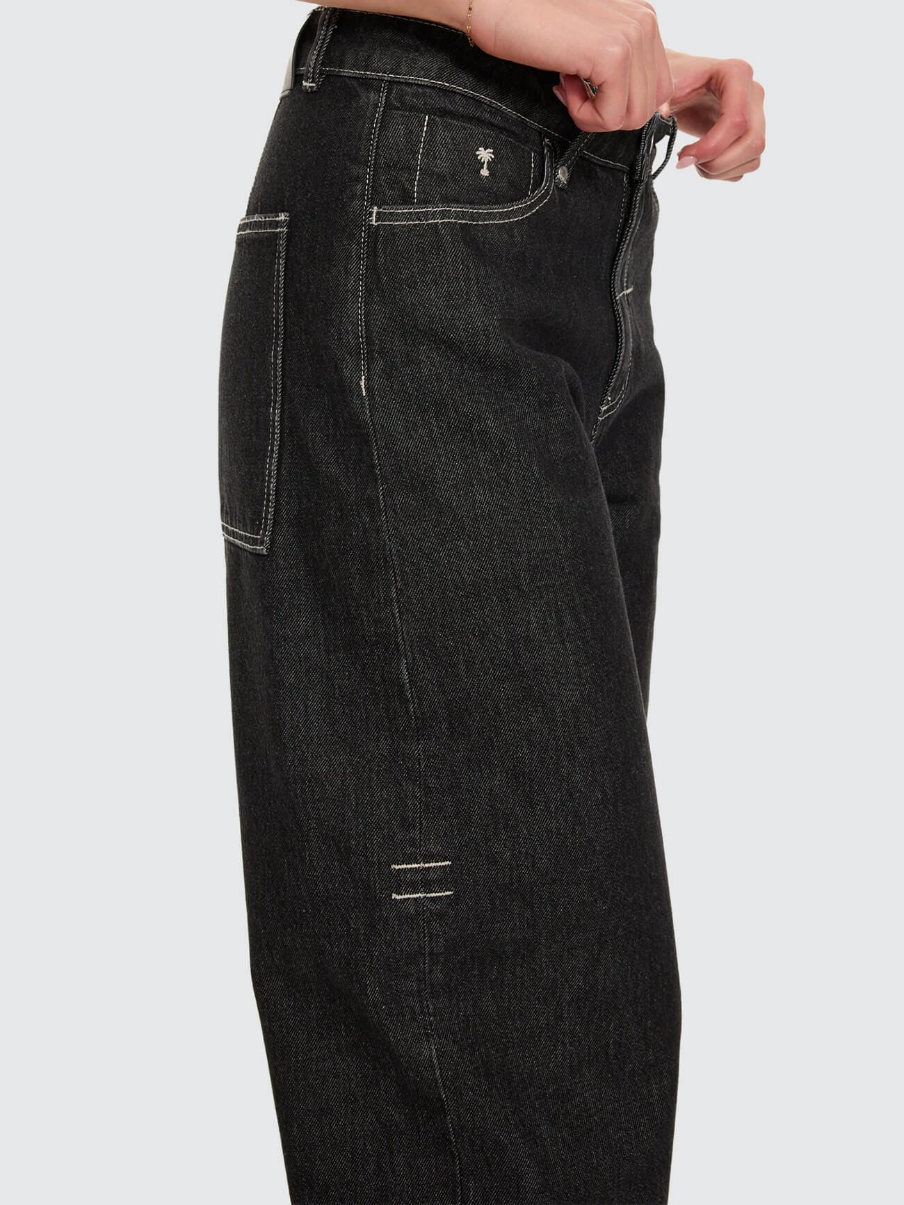 Sloane Low Rise Barrel Jean - Raw Black 4