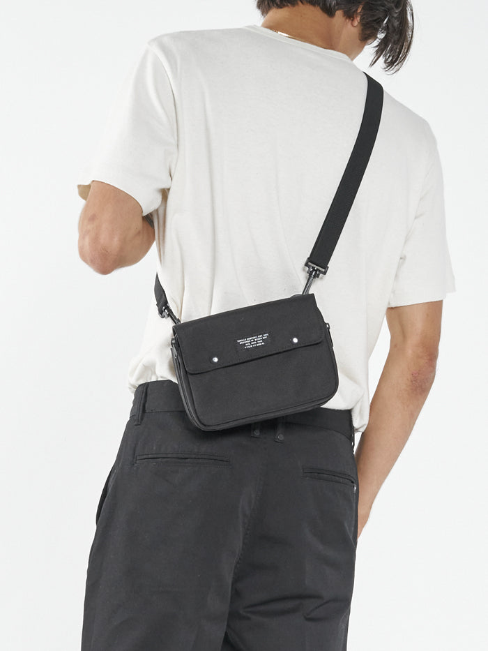 Shoulder pouch outlet