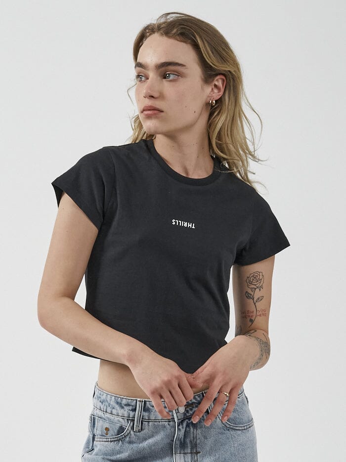 Minimal women's black outlet t-shirt